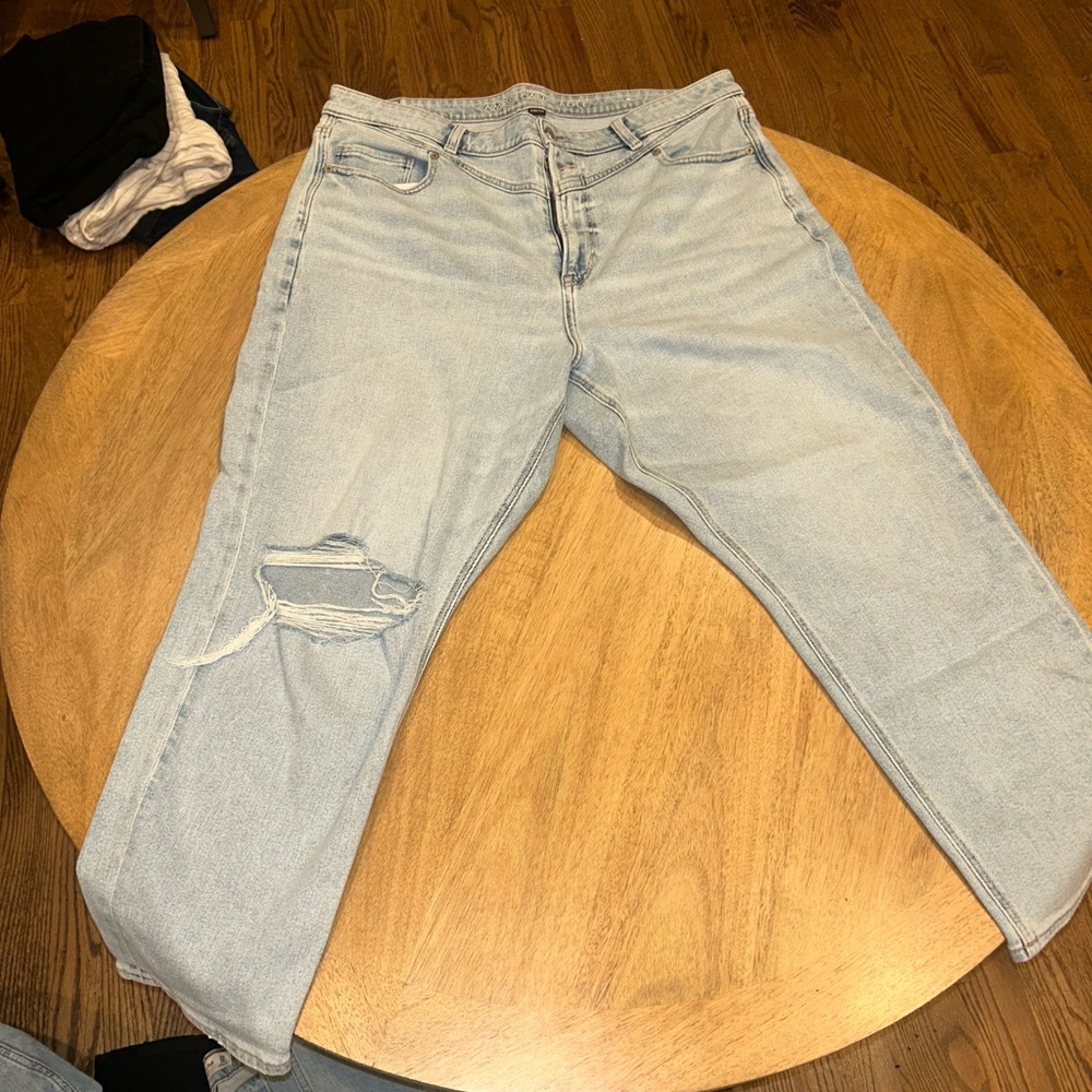 American Eagle light wash mom Jeans Distressed thigh size 18 short